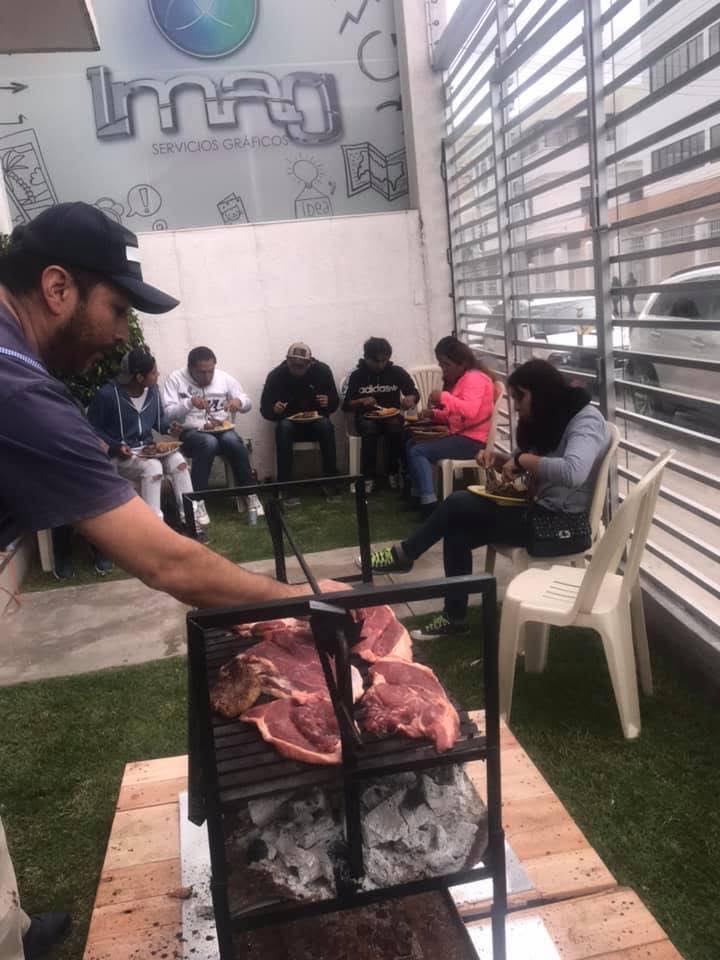 Interior de oficina IMAG con equipo reunido