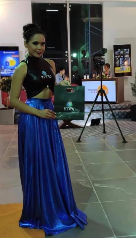 Mujer en traje largo con displays y banners en local
