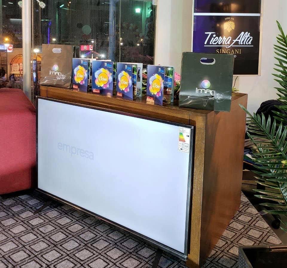 Display en vidriera con cajas impresas Tierra Alta