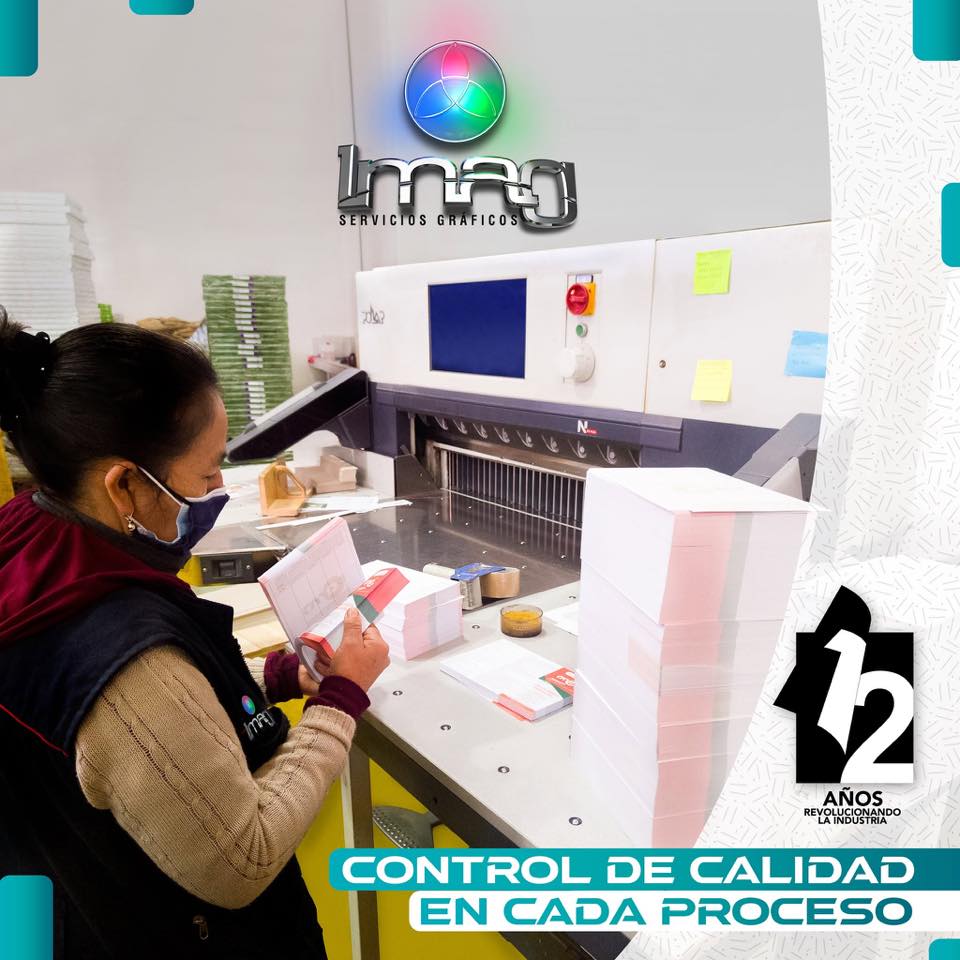 Operario controlando calidad en máquina de impresión