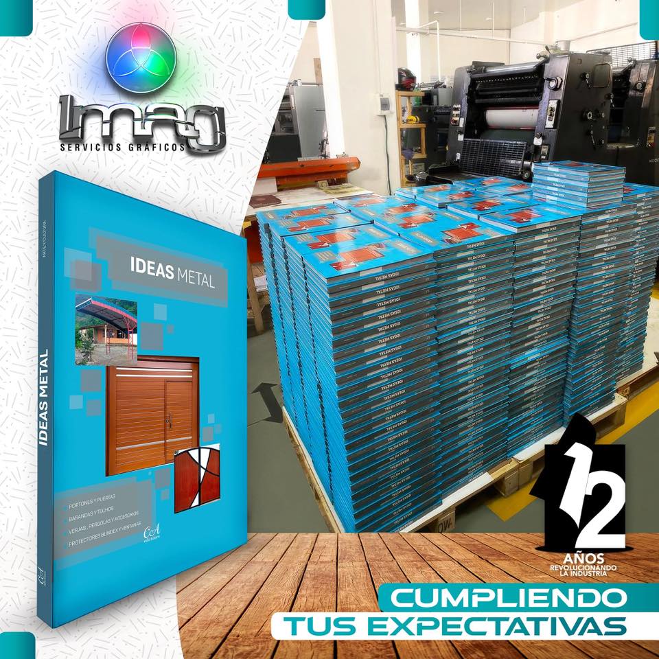 Cajas IDEAS METAL impresas apiladas en taller