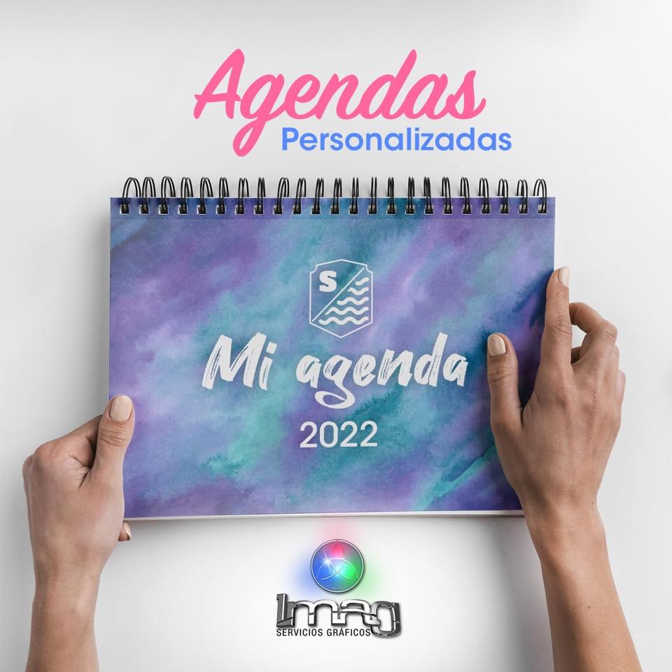 Foto agenda personalizada morado 2022 mano sostiene