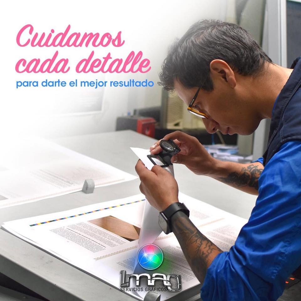 Foto trabajador revisando y midiendo impresión en taller