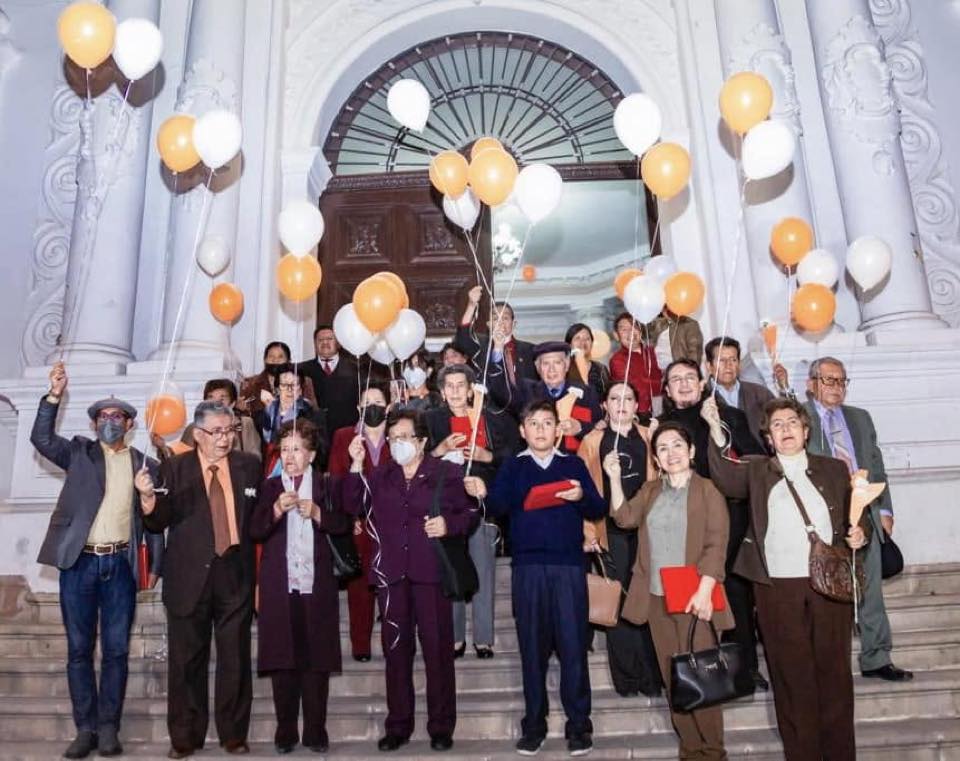 Muchas personas en acto conmemorativo con globos