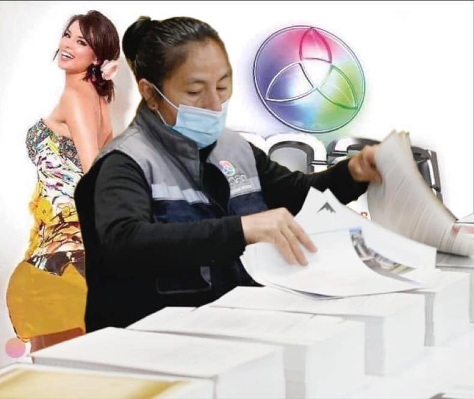 Personal manipulando materiales impresos en taller