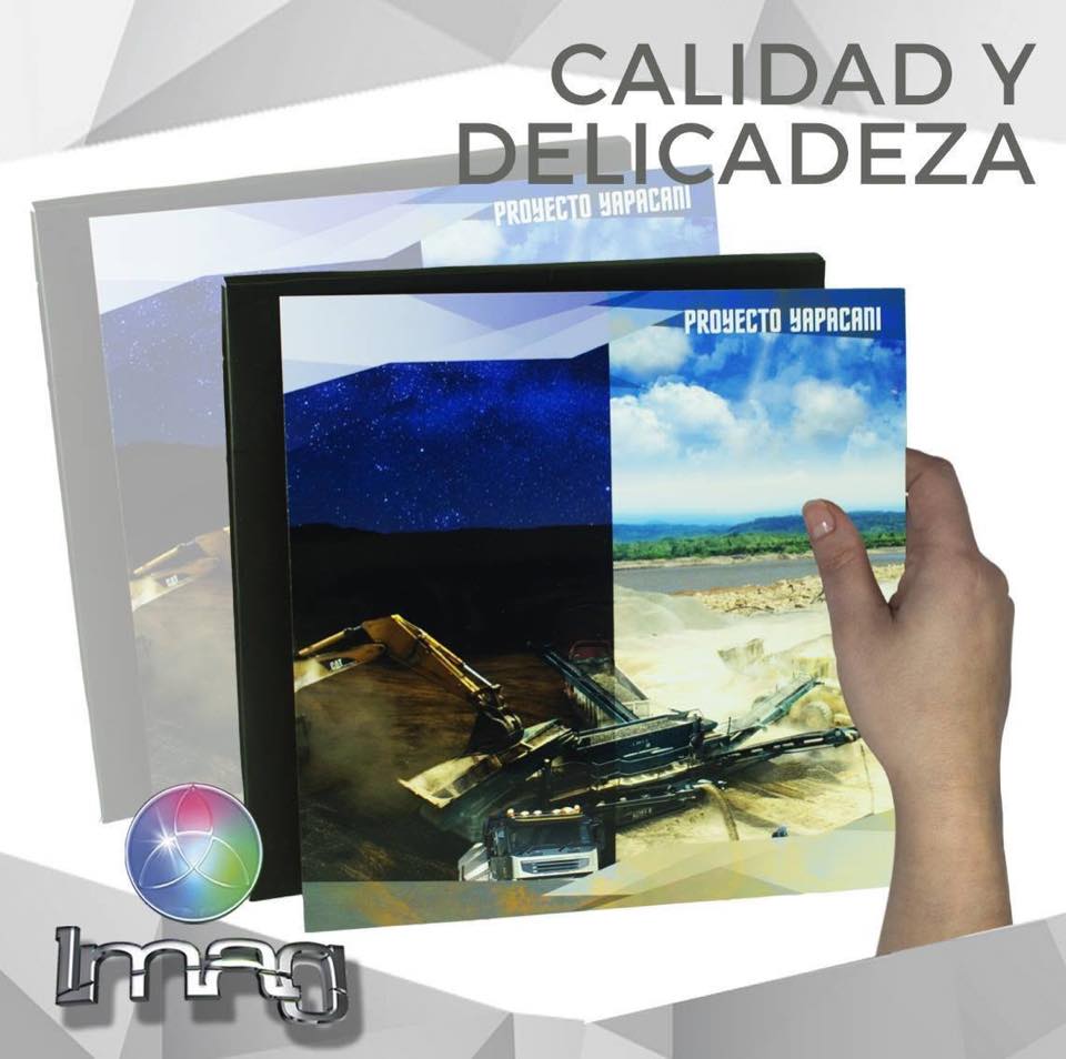 Catálogos impresos con mano sosteniendo portada