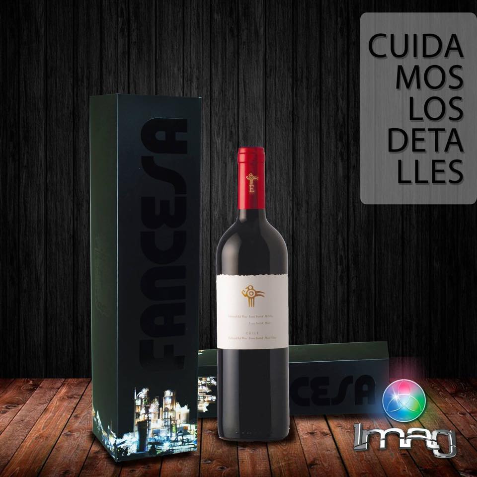 Caja y botella de vino con etiqueta elegante
