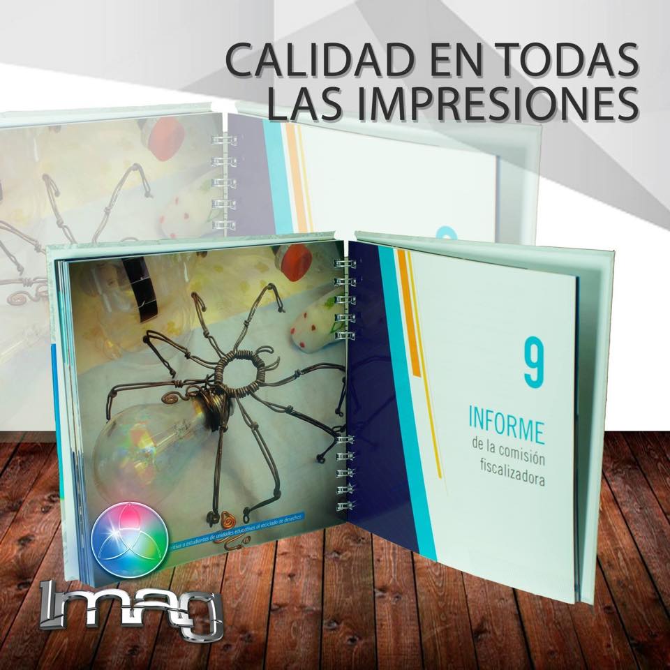 Libros abiertos con anillado espiral mostrando contenido