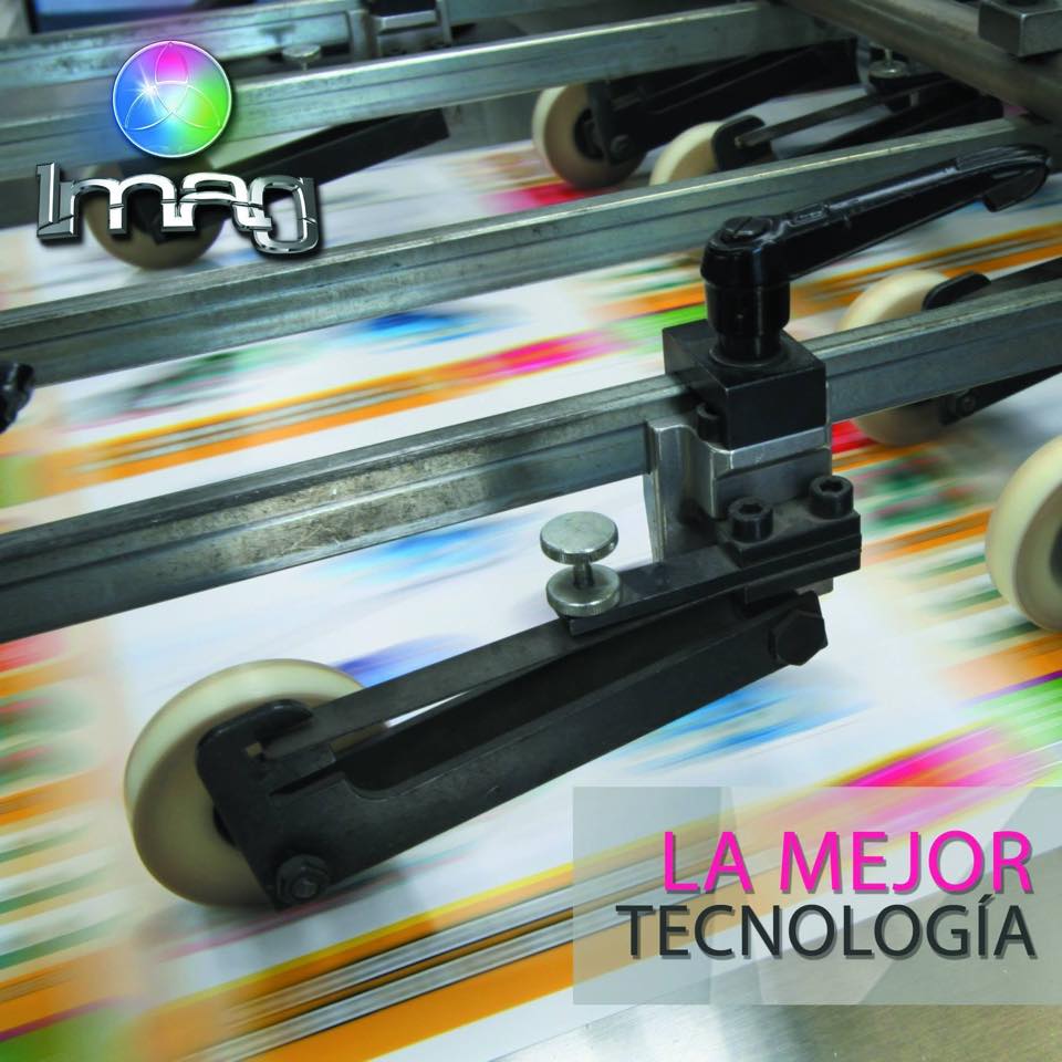 Máquina offset en funcionamiento durante impresión