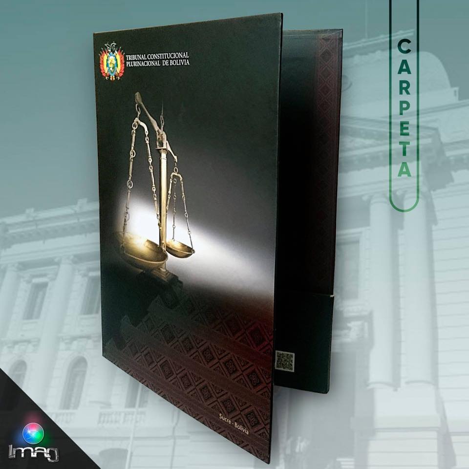 Carpeta impresa Tribunal Constitucional con balanza oro