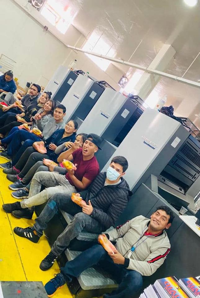 El equipo de IMAG en el taller, delante de las máquinas Heidelberg